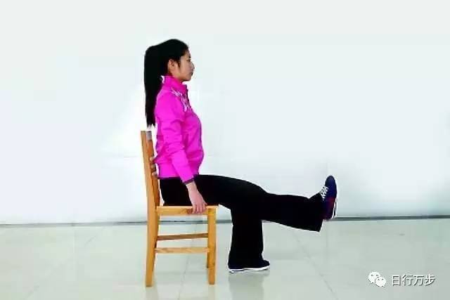 坐姿抬腿练髋部和大腿肌肉