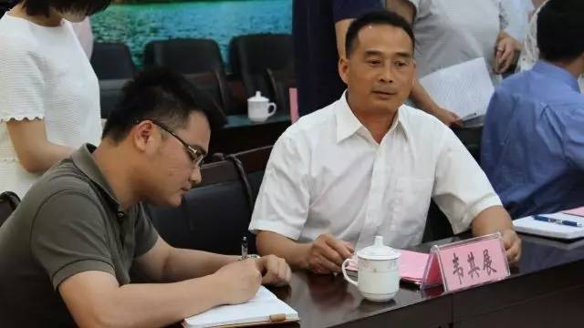 社会 正文 集体采访会结束后,媒体采访团就德保县扶贫办返聘会计李