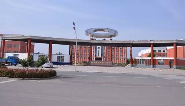 学校位于汝南县南关产业集聚区,占地260亩,建筑面积17