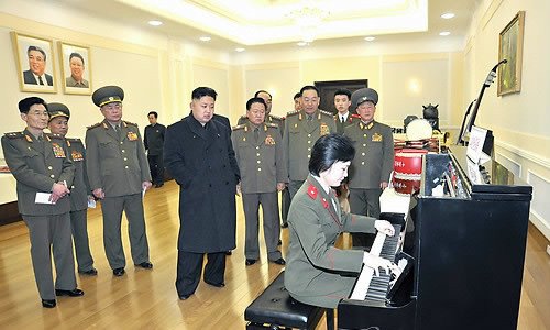 《朝鲜艺术》4月发行的杂志里,就披露了一段金正恩在办公室里弹奏钢琴