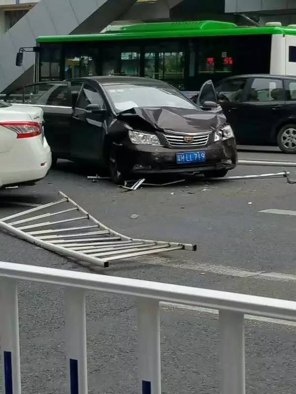 肇庆四会最新的车祸图片
