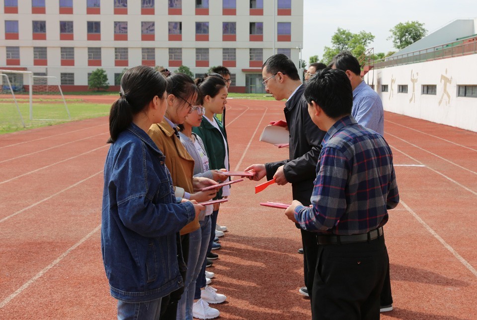 江苏省黄桥中学举行第二届博雅杯读书节颁奖仪式