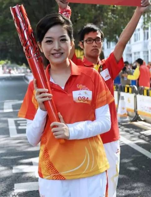 央视女主持人路博简历图片