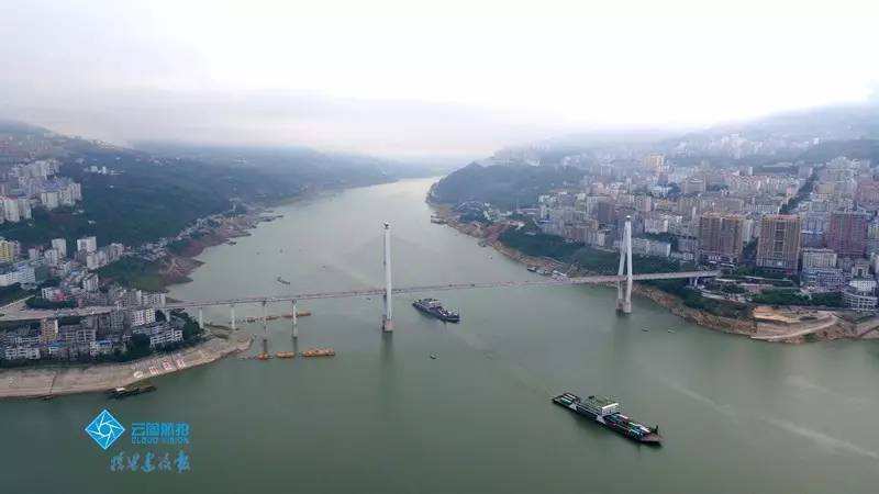 巴東長江大橋連接巴東縣城南北兩岸.晨曦中的巴東長江大橋.