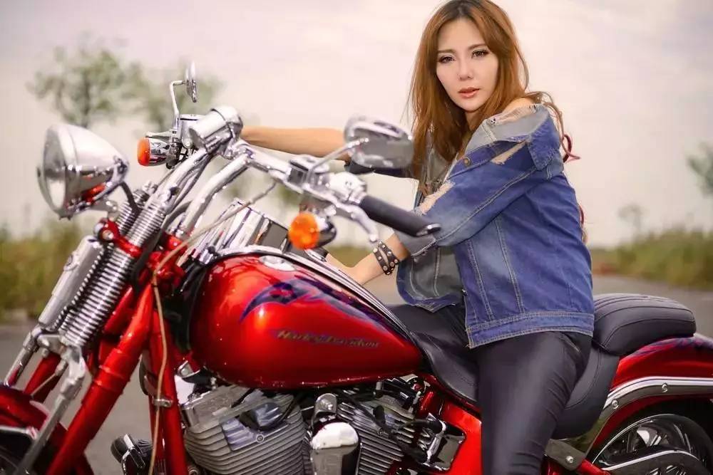越南美女发动摩托车图片