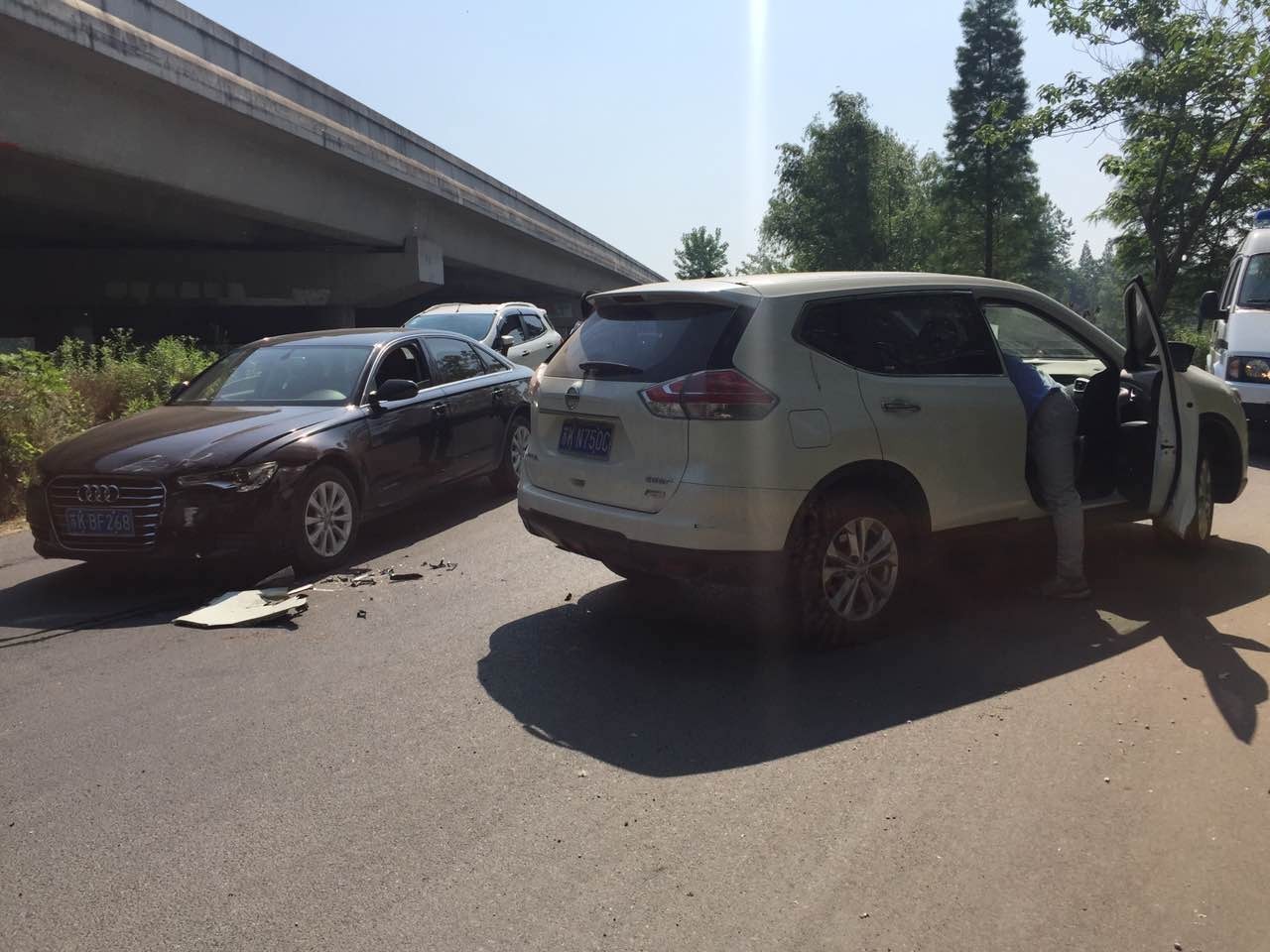 往枣林湾方向的胥浦河西路 发生两车碰撞 所幸无人员伤亡 事故原因