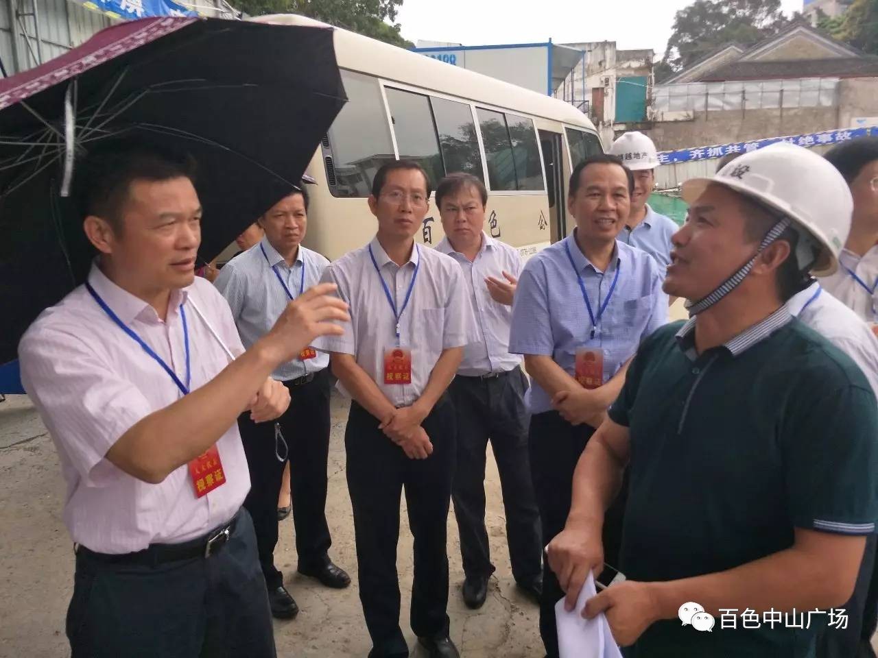 中山广场承建单位鸿鑫建设集团总工刘有财先生,向各位领导汇报了中山