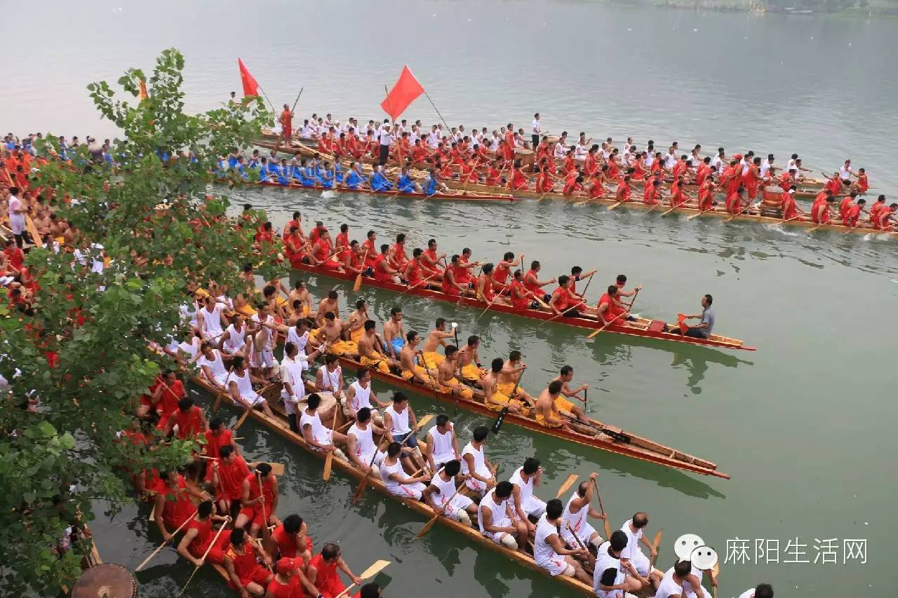 虽说是过月半,但是吃粽子,赛龙舟等习俗也自是必不可少的.