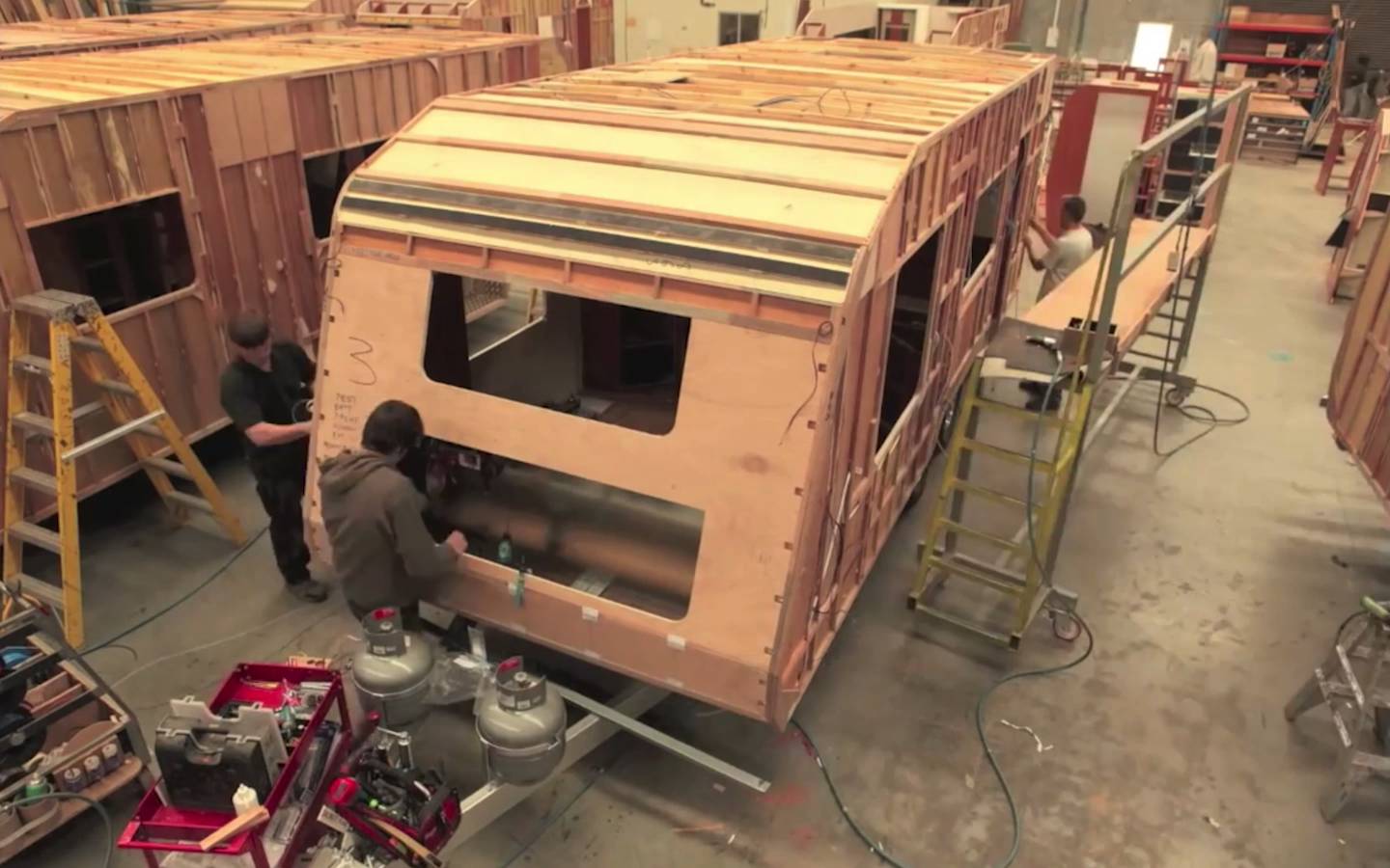 【视频】和顶级超跑一般采用手工打造,揭秘拖挂房车生产过程