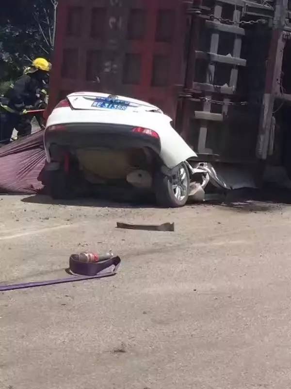 邢台市旭阳开发区发生交通事故轿车被压扁