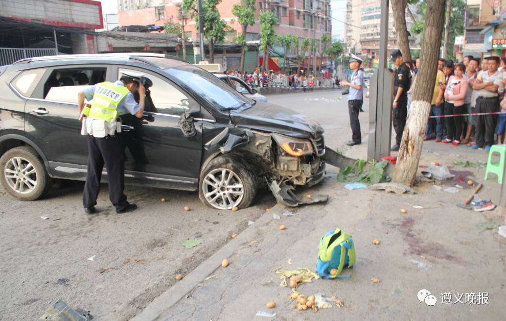 交警正在查看肇事车辆内部