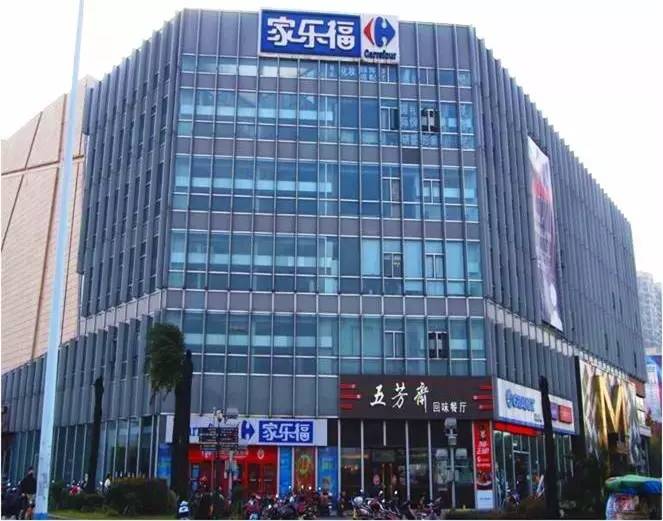 家樂福北侖店位於富邦世紀廣場857號 北瞰長江路地鐵站,南望北侖