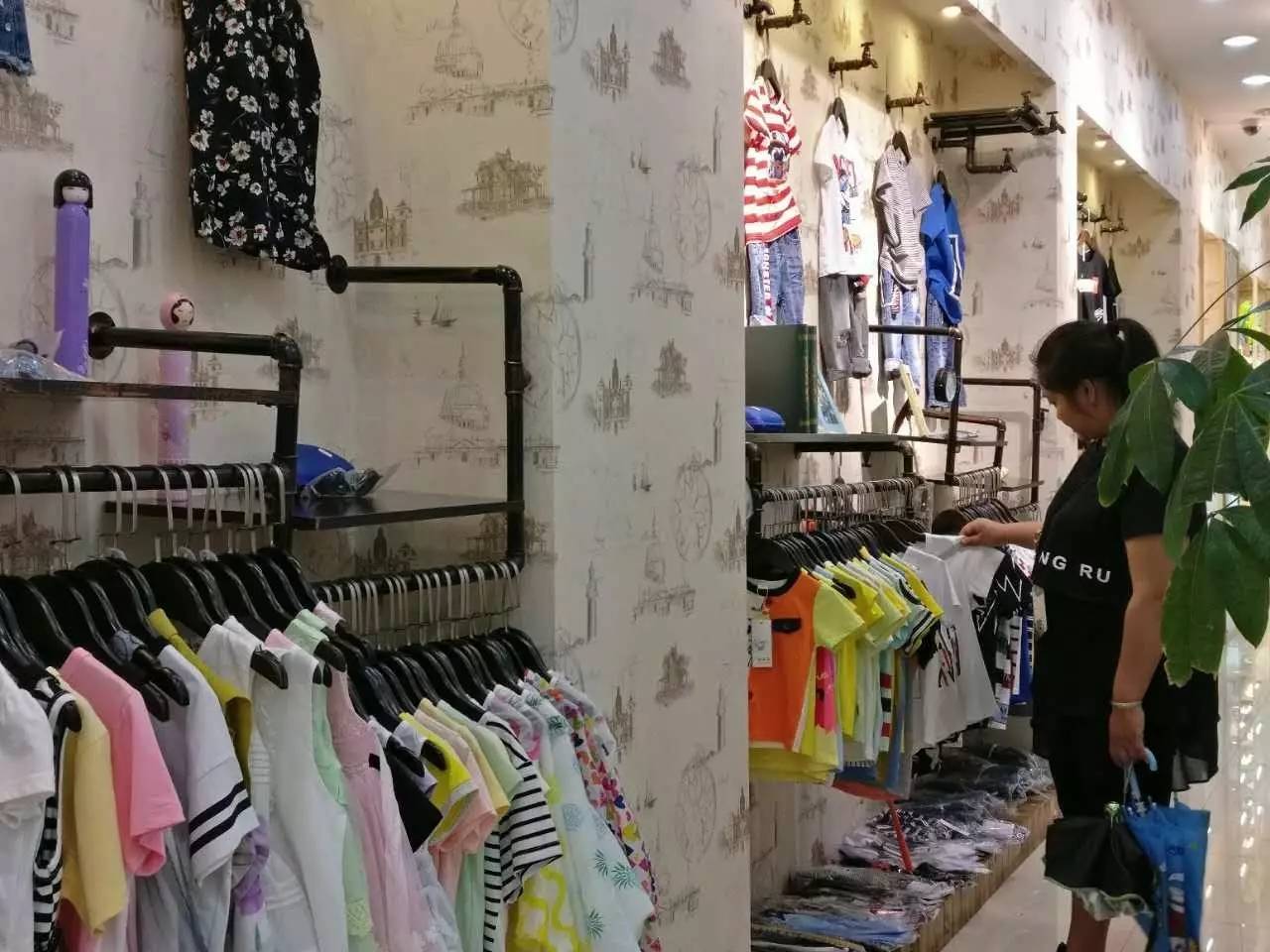 步行街卡丁童装店搞6.1活动,娃娃衣服才19块一件!爽