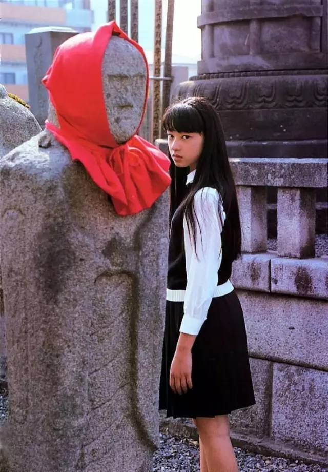 阿慄山千明生於1984年,14歲參演電影《死國》,16歲搭檔北野武主演驚悚