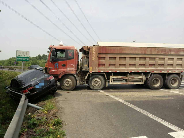 事故發生原因是其中一輛車輛準備上高速,從現場情況看,一輛轎車與渣土