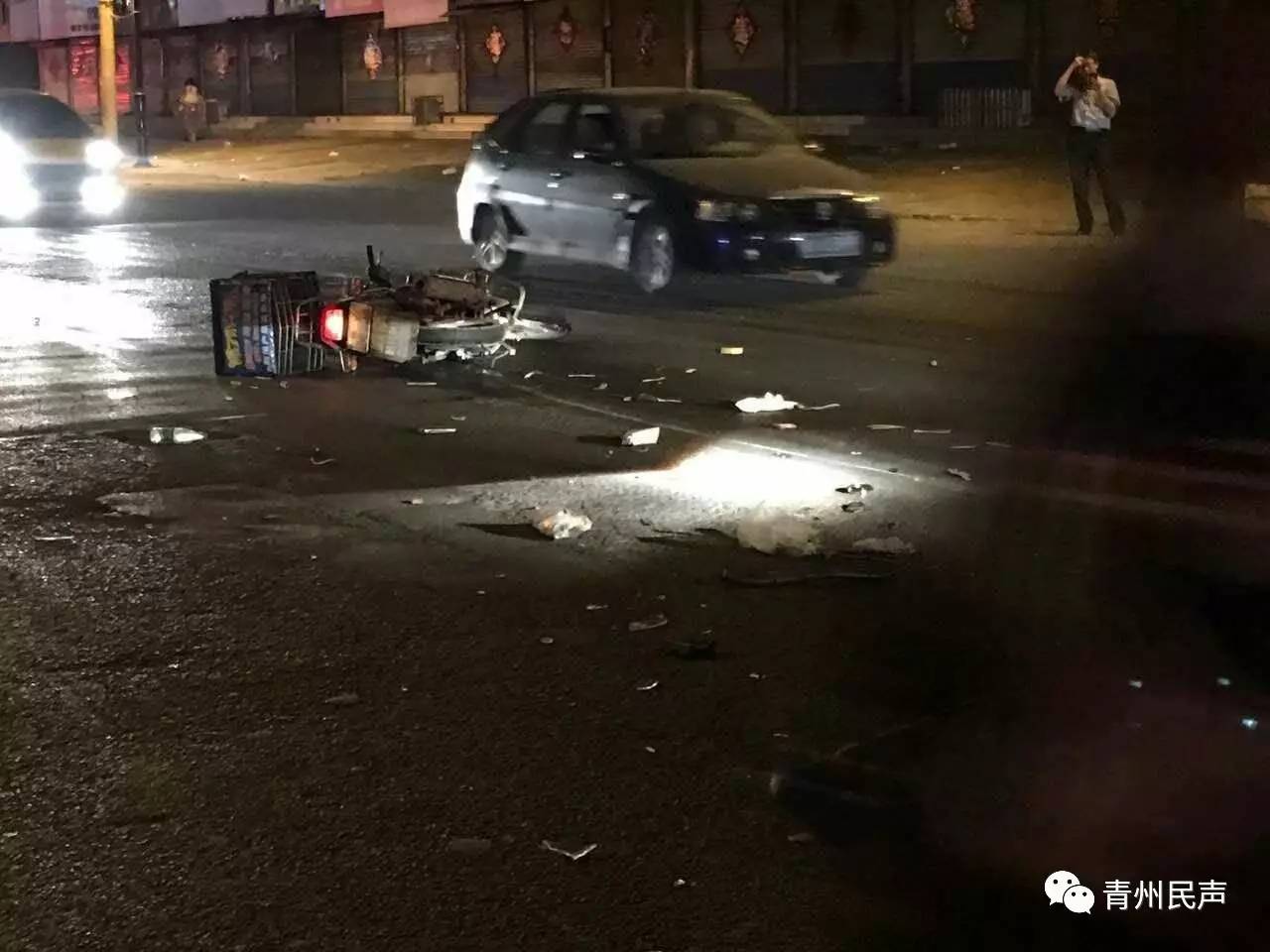 青州王府深夜发生车祸,骑摩托车的鞋都掉了,当时就
