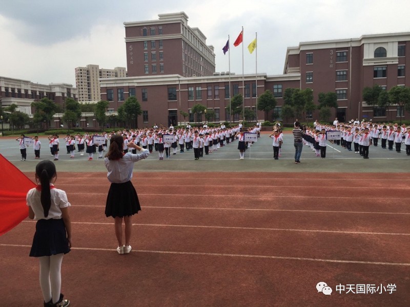 在中天国际小学,每个教室都是那么得整洁,明亮,舒适.