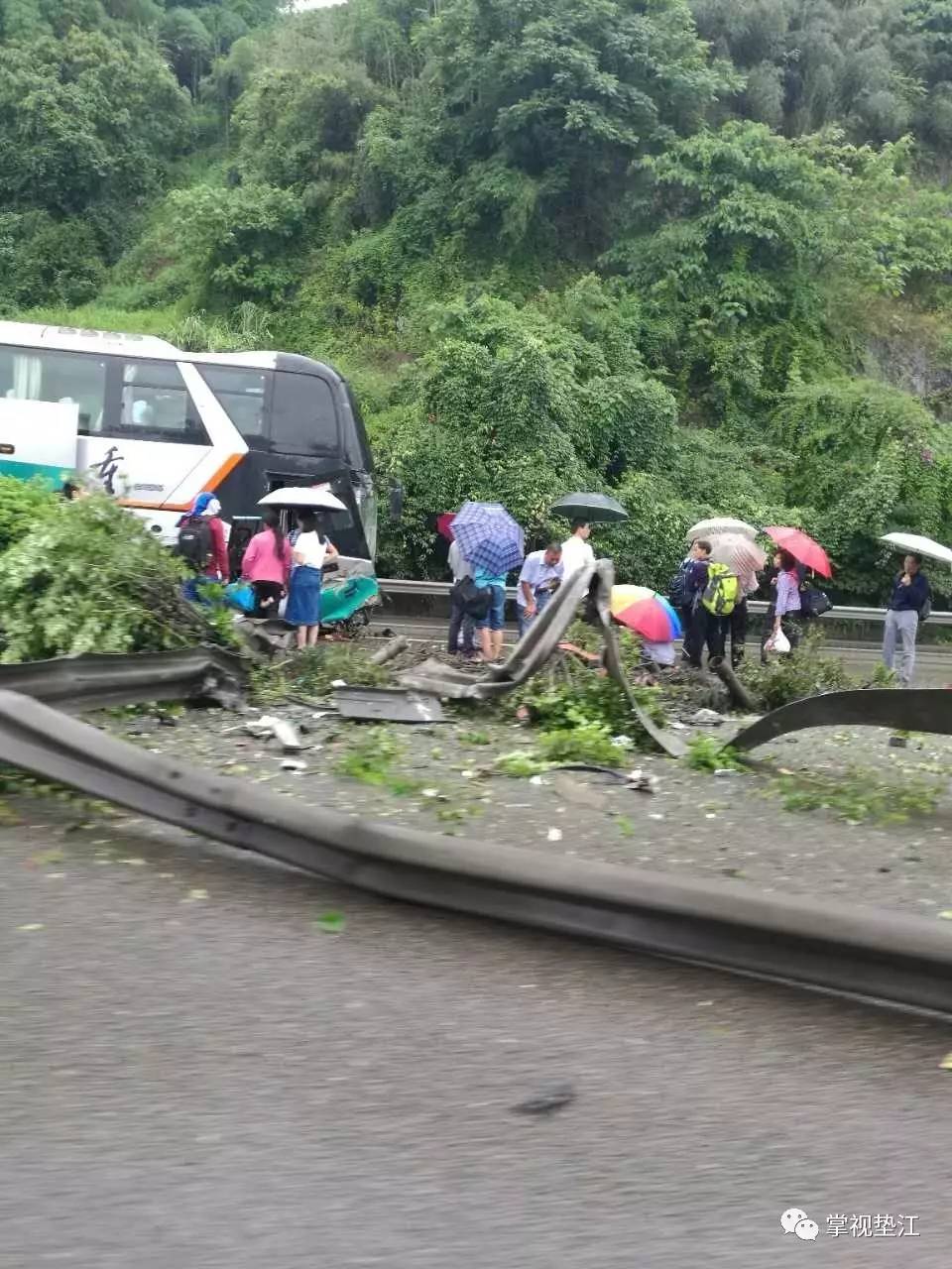 大客車漂移!重慶高速部分入口緊急關閉!