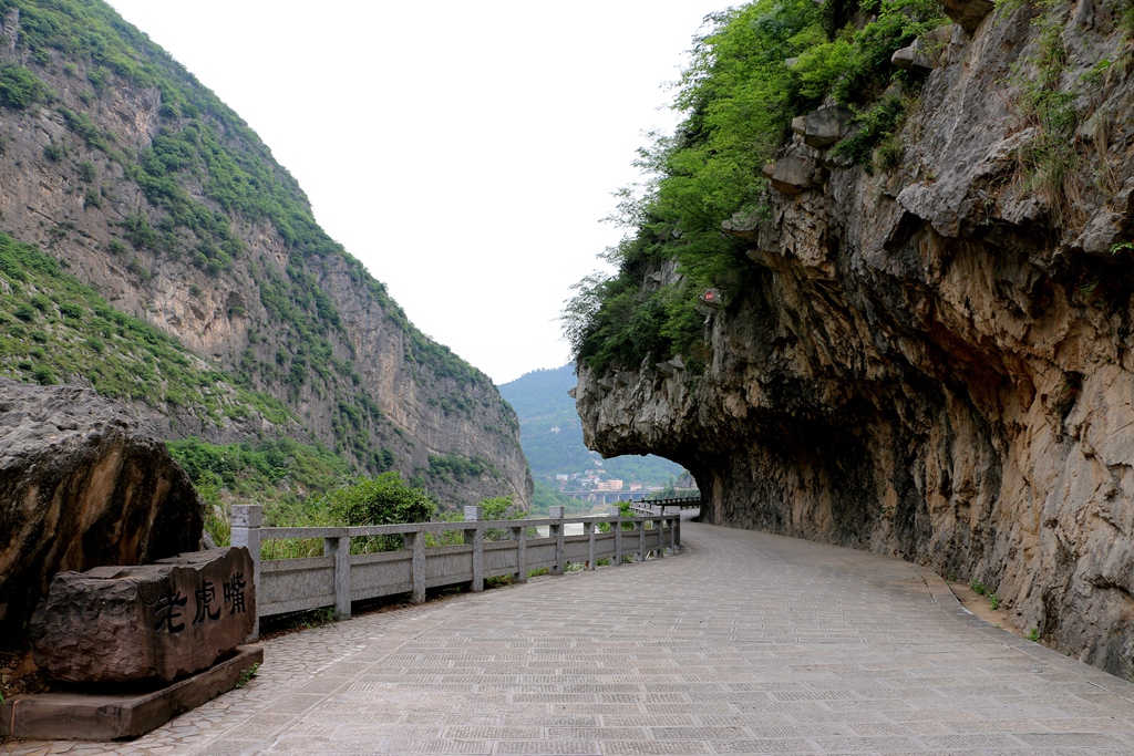 明月峽集先秦古棧道, 嘉陵水道,縴夫鳥道,金牛驛道,108國道,寶成複線