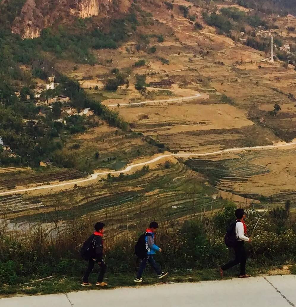 崎岖的山路挡不住孩子们前行的脚步只因走出大山的坚定信念