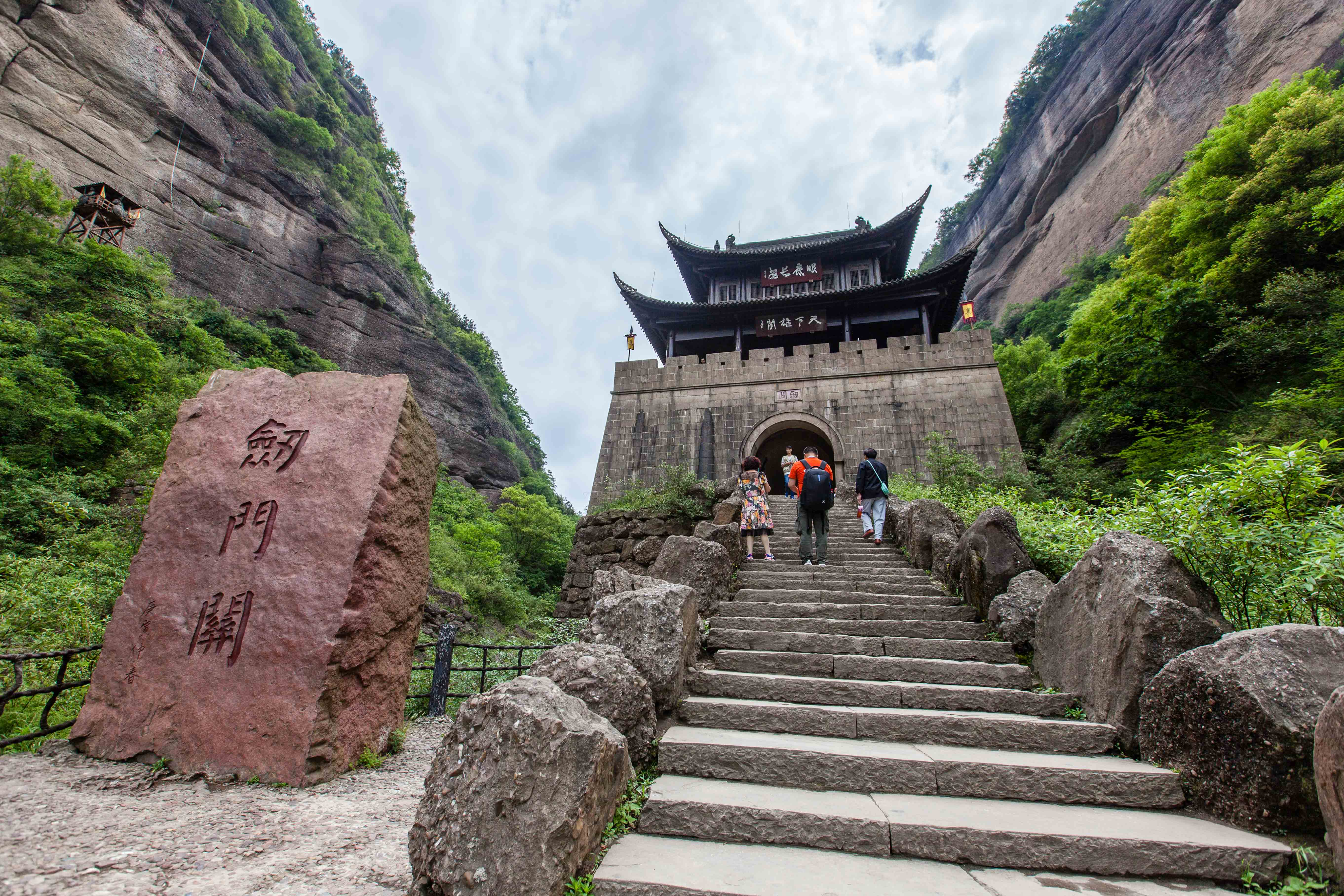 剑门关隘口 - 中国国家地理最美观景拍摄点