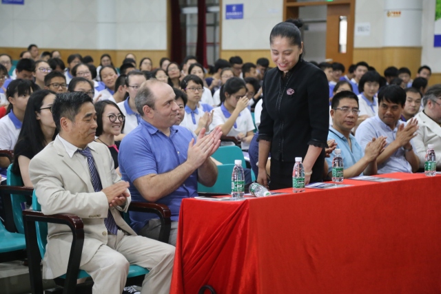 5月23日下午,受深圳中学亚迪学校邀请,伊思顿国际书院刘秋云校长一行