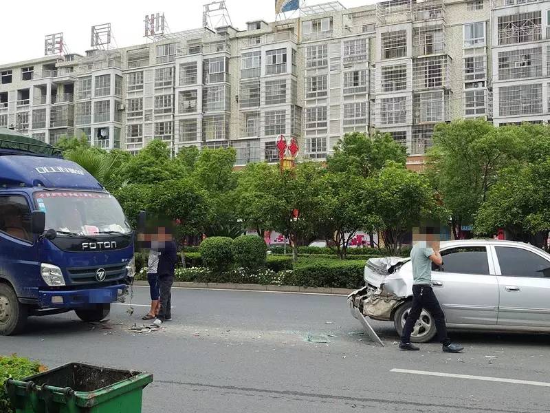【事发遂川】城南大市场附近发生一起追尾事故,小车尾部受损严重!