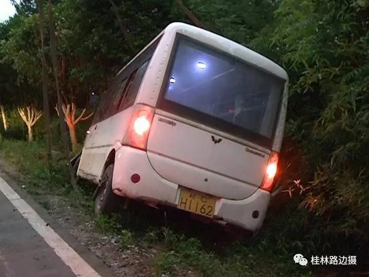 桂林市临桂区飞南路横山至四塘段发生一起中型客车单方交通事故