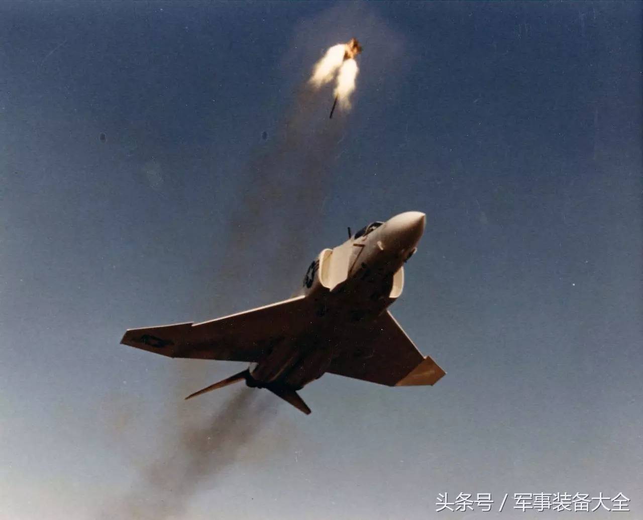 f-4戰鬥機空中彈射逃生時的畫面.16米格-25