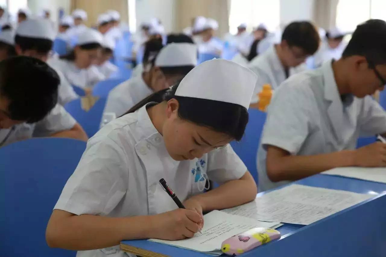 为纪念大学最后一场考试他们集体穿护士服