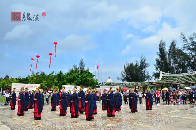 端午大祭祀,是華夏先民對龍圖騰的崇拜,同時也是弔祭屈子的節日,以