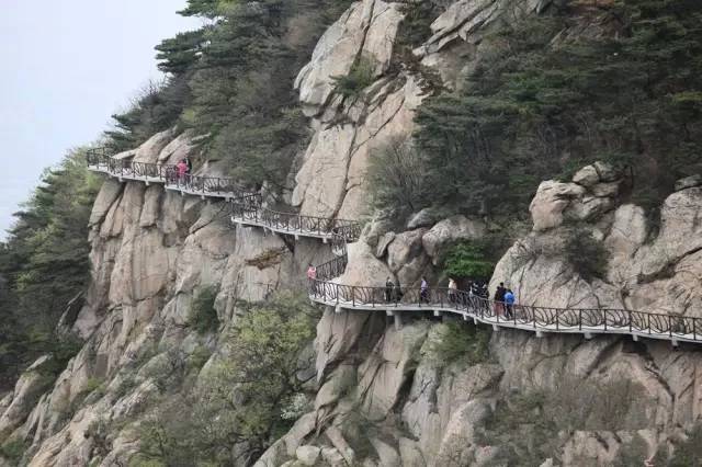 棧道依深不見底的懸崖峭壁而建造,隨山勢而旋轉,險峻奇特,是蒙山龜蒙