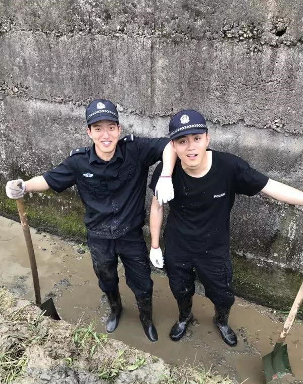 打響新一場戰役 大夥兒換上高筒雨靴,帶上鐵鍬鋤頭,乾的熱火朝天,完全