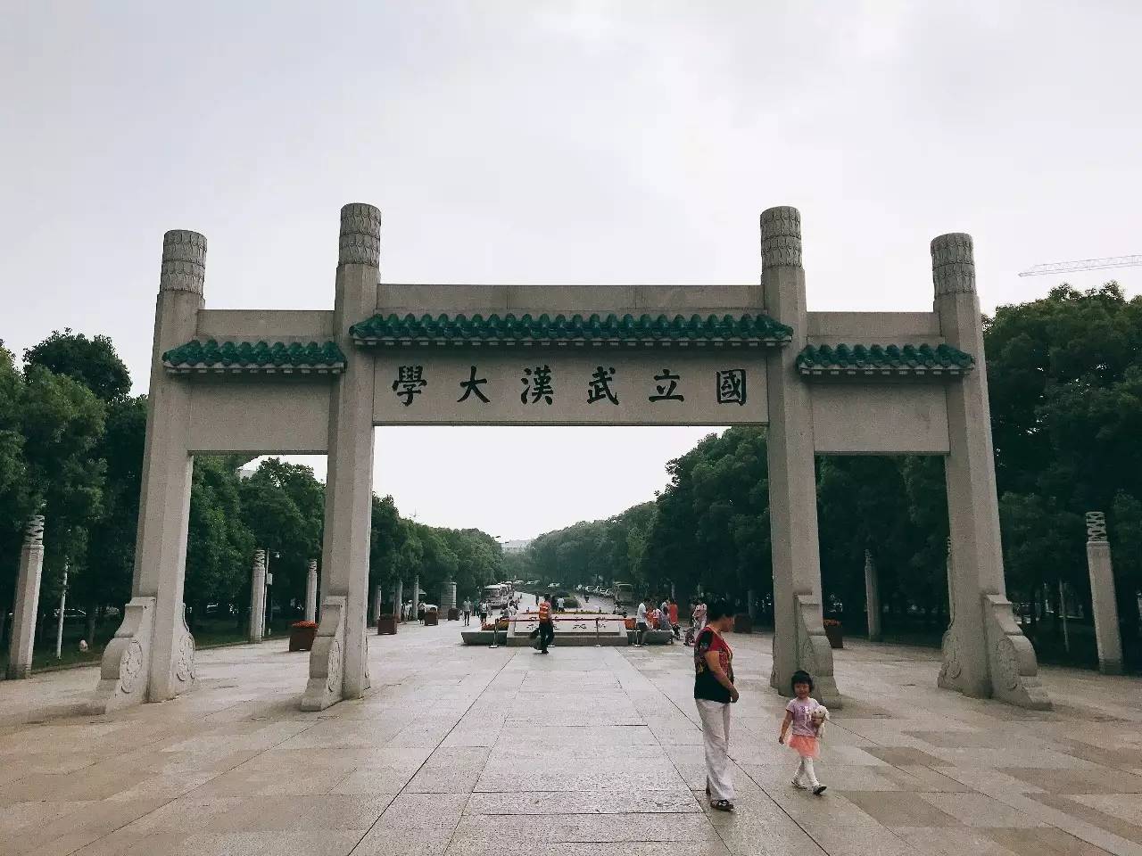 (那天雨真的下很大,躲在旧图书馆门口坐着听了很久的雨声 在逛武大的