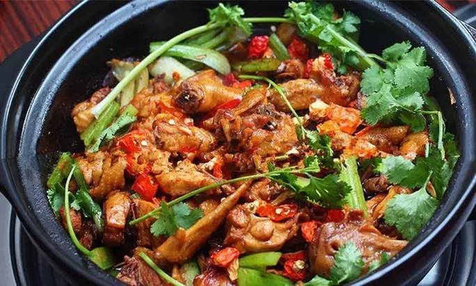 鸡煲是我们四川跟重庆的传统菜肴,以香,辣为主要特色,吃完主菜后加汤