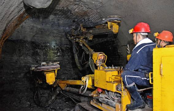 煤矿综掘机维修工图片