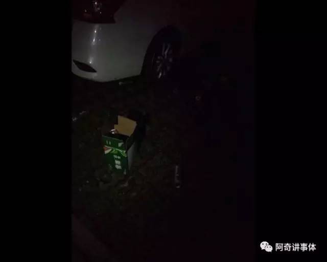 碎了满地的啤酒瓶附近住户 柳师傅晚上大概十二点的时候