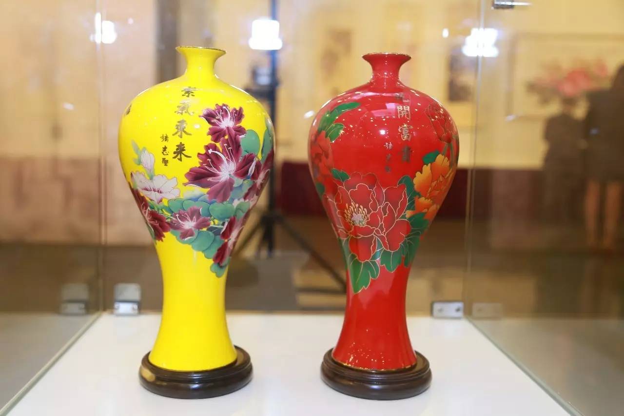 该作品以瓷都醴陵的中国红,帝王黄贴花工艺制作,采用国花牡丹和香