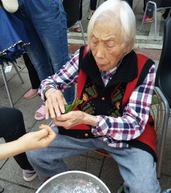 【粽情粽意】快来看93岁老奶奶包粽子!——湘江世纪城端午节活动花絮