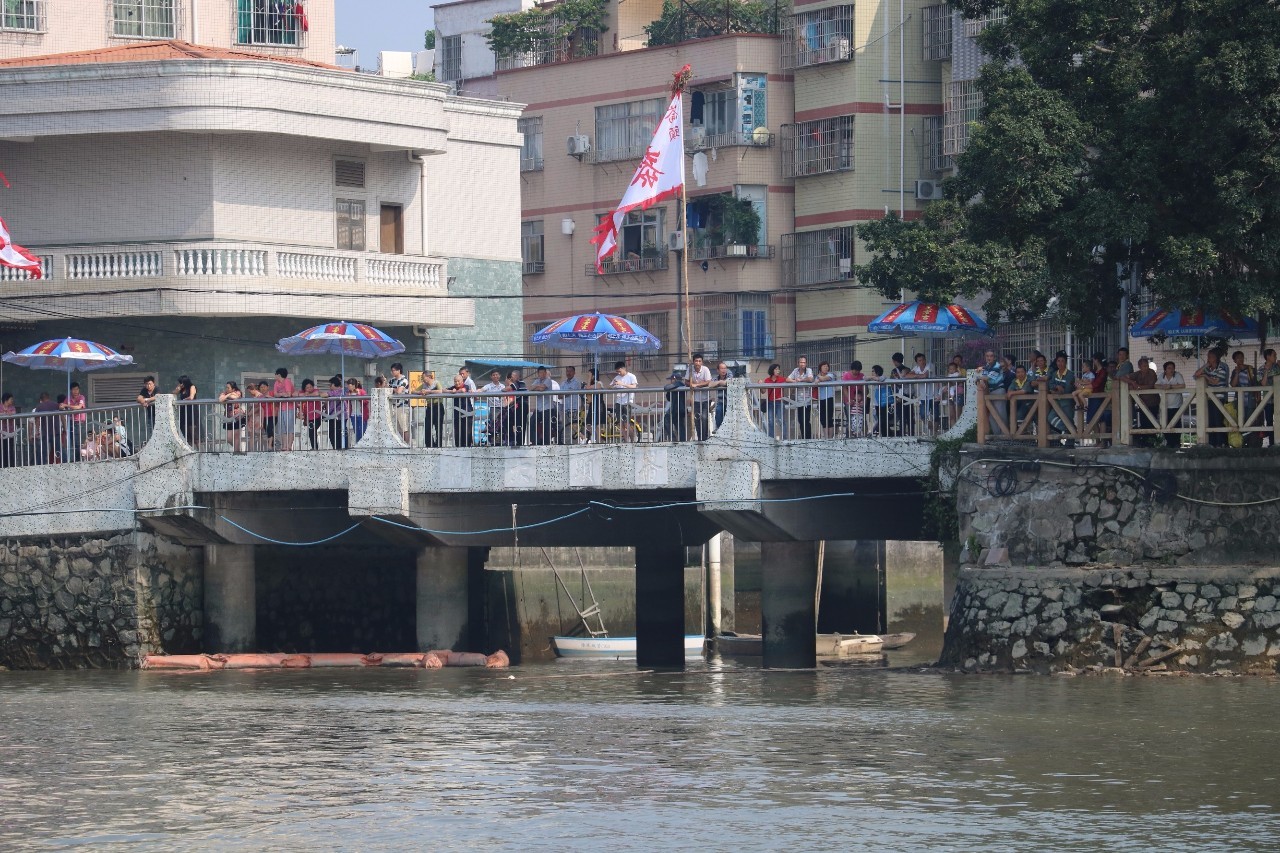 昨天过百艘龙船前来仑头村探亲趁景官洲岛筵开三百多围龙船饭