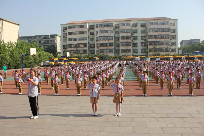 邯郸市新曙光小学举行少先队入队仪式