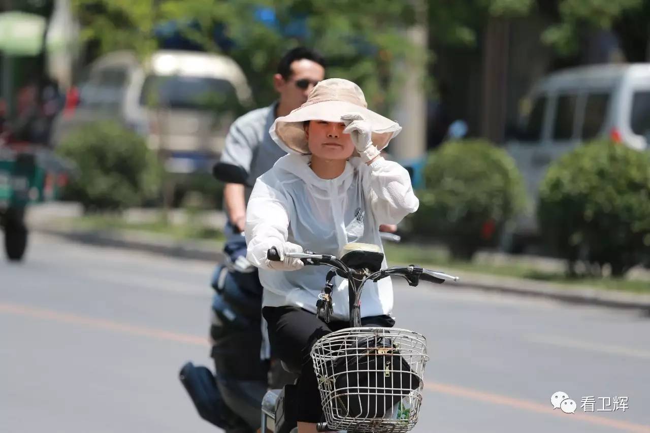 酷暑烈日下的衛輝街頭 防曬避暑各人有各人的招數