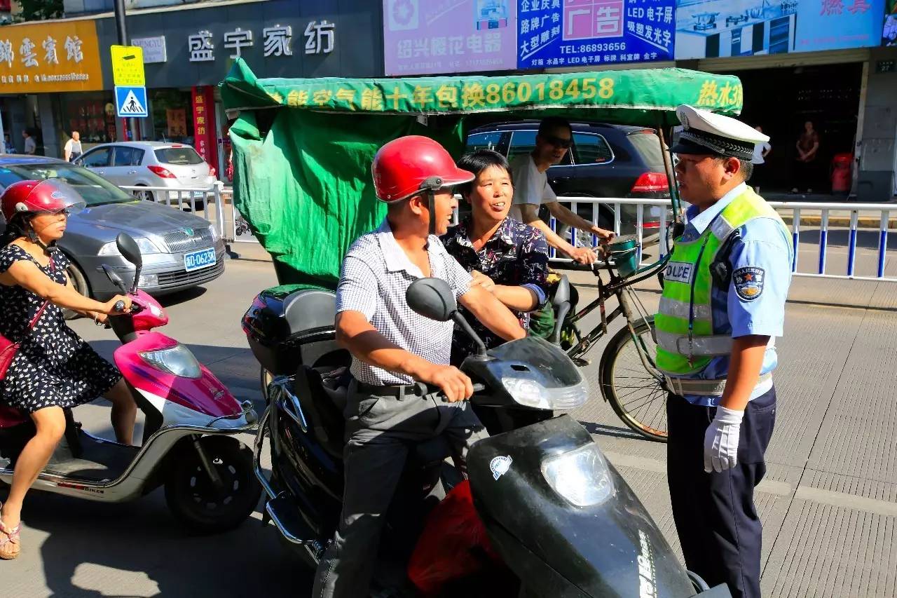 人行道不讓行貨車闖禁電動車騎車帶人新昌交警對這些行為說不