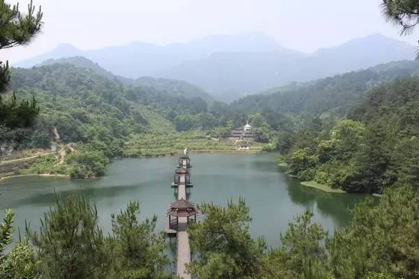 西南分別與信陽雞公山管理區,湖北省大悟縣交界,東連雞籠山,西鄰