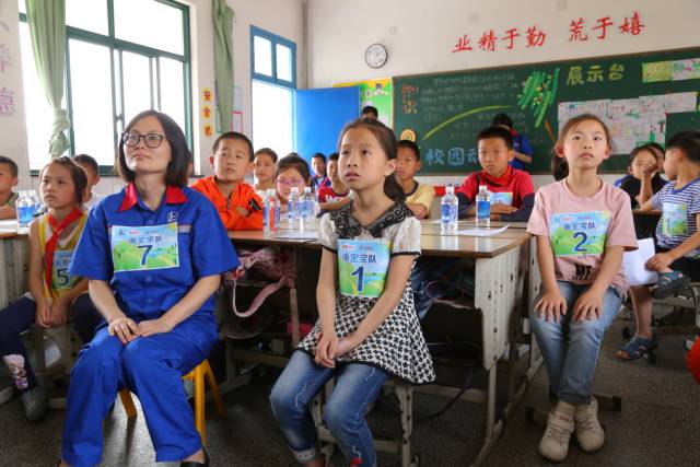 精心布置的教室5月26日,浙江绍兴石油组织青年员工走进民工子弟学校