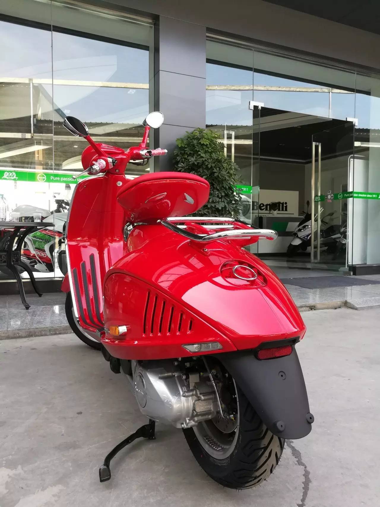 【贵州首台】世界上最红踏板,只有亲眼所见,才能感受这辆vespa 946