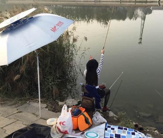 女人釣魚,施展荷爾蒙的魅力,魚也難逃溫柔的陷阱