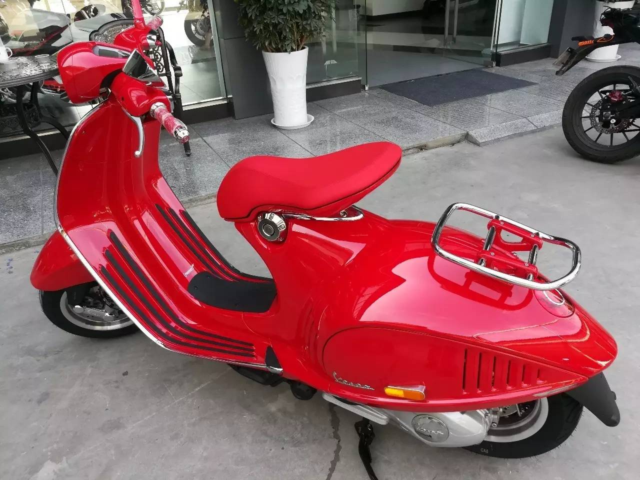 【贵州首台】世界上最红踏板,只有亲眼所见,才能感受这辆vespa 946