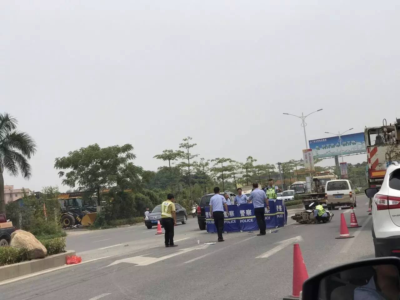 梧州龙圩一路段今日发生一起车祸,节假日期间 大家出行注意安全