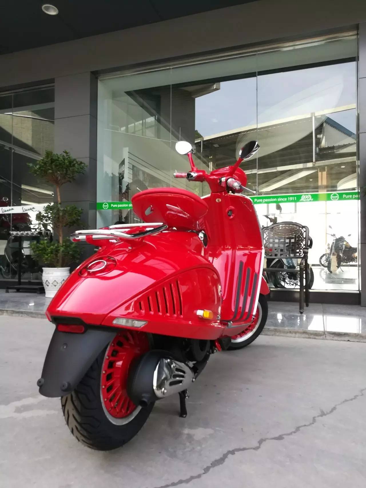 【贵州首台】世界上最红踏板,只有亲眼所见,才能感受这辆vespa 946